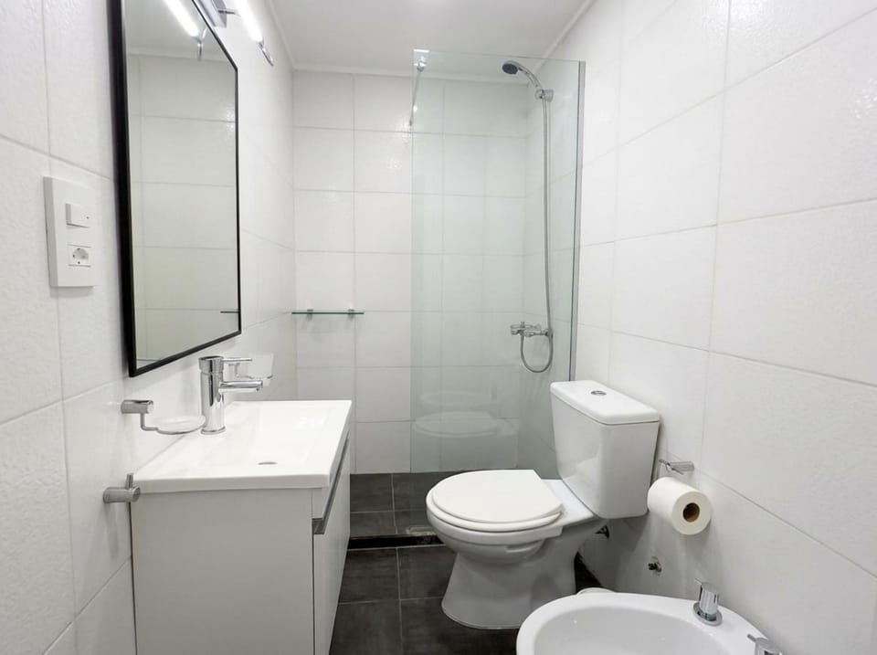 Shower, Toilet, Bathroom, bidet, towels