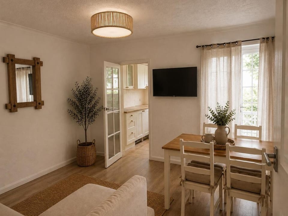 Modern Dartford House, 4 Bedrooms, Garden, Sleeps 9 House in Dartford