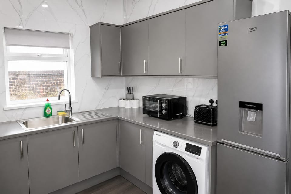 Coffee/tea facilities, Kitchen or kitchenette, oven, stove, toaster, washing machine, dryer