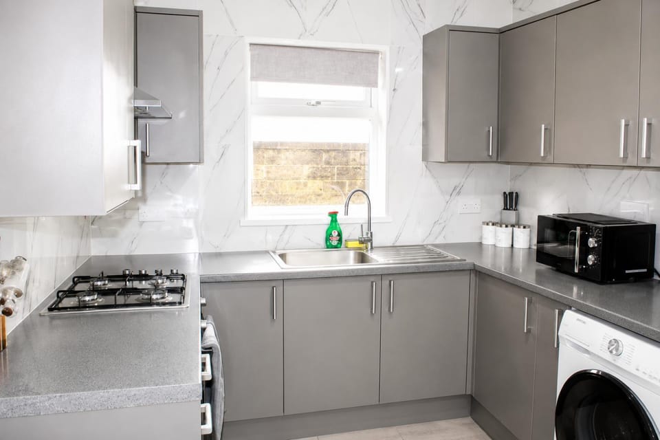 Coffee/tea facilities, Kitchen or kitchenette, oven, stove, toaster