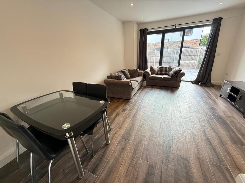 Entire Luxury 2 Bedroom Apartment Free Parking Apartment in Croydon