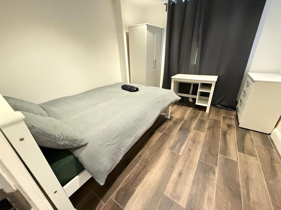 Entire Luxury 2 Bedroom Apartment Free Parking Apartment in Croydon