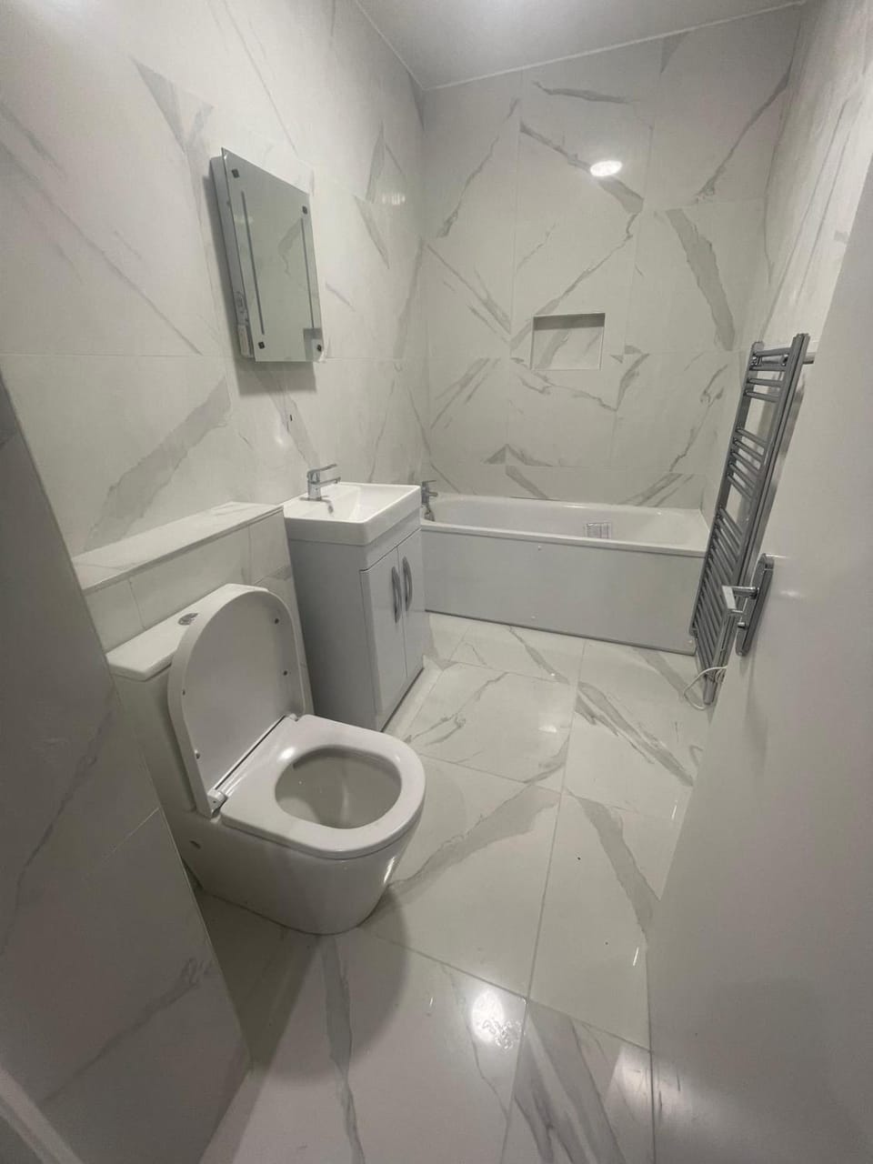 Entire Luxury 2 Bedroom Apartment Free Parking Apartment in Croydon