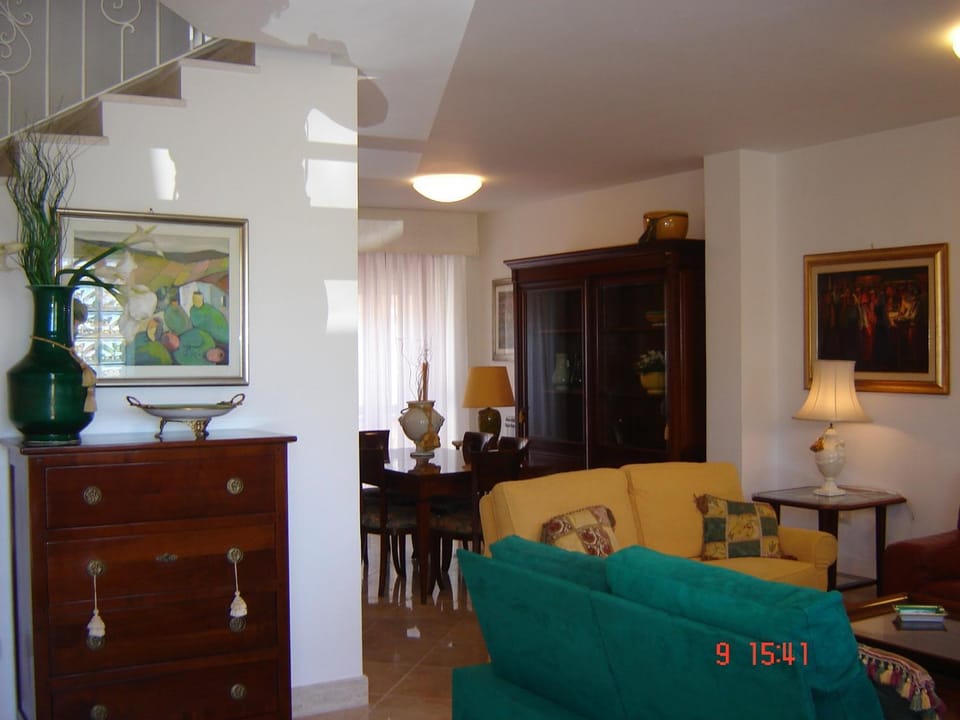 Communal lounge/ TV room