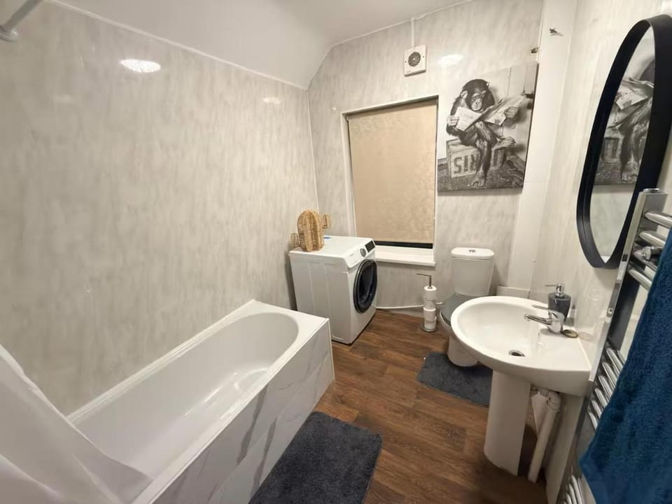 Shower, Toilet, Bathroom, Bath, heating, heating, internet, internet, towels, towels