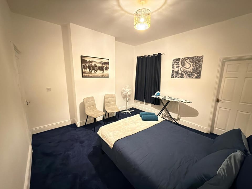Bed, Photo of the whole room, Bedroom, flat iron, heating