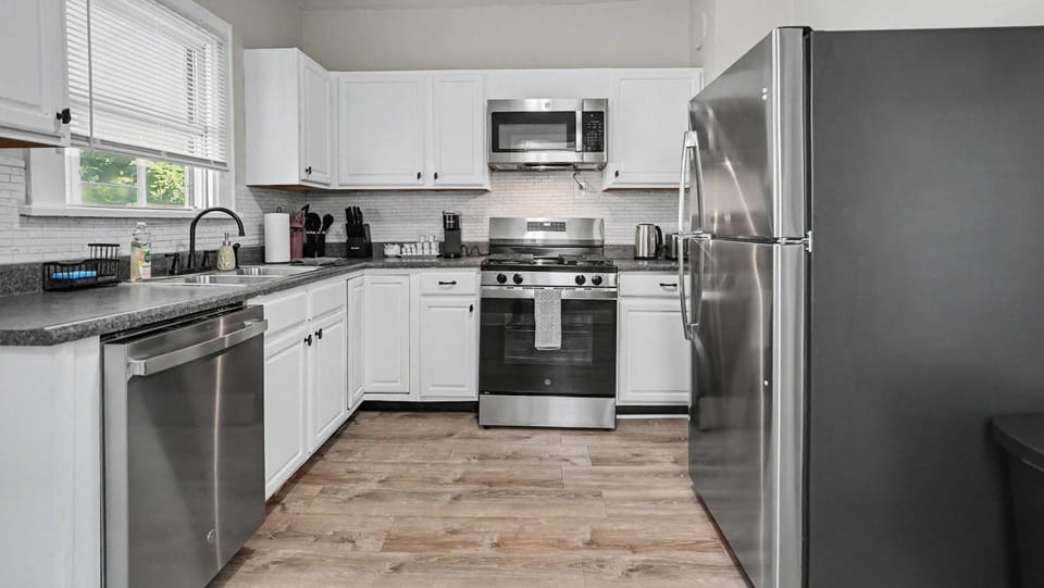 Cincy 5BR Retreat, Xavier & Zoo, Sleeps 7 House in Cincinnati
