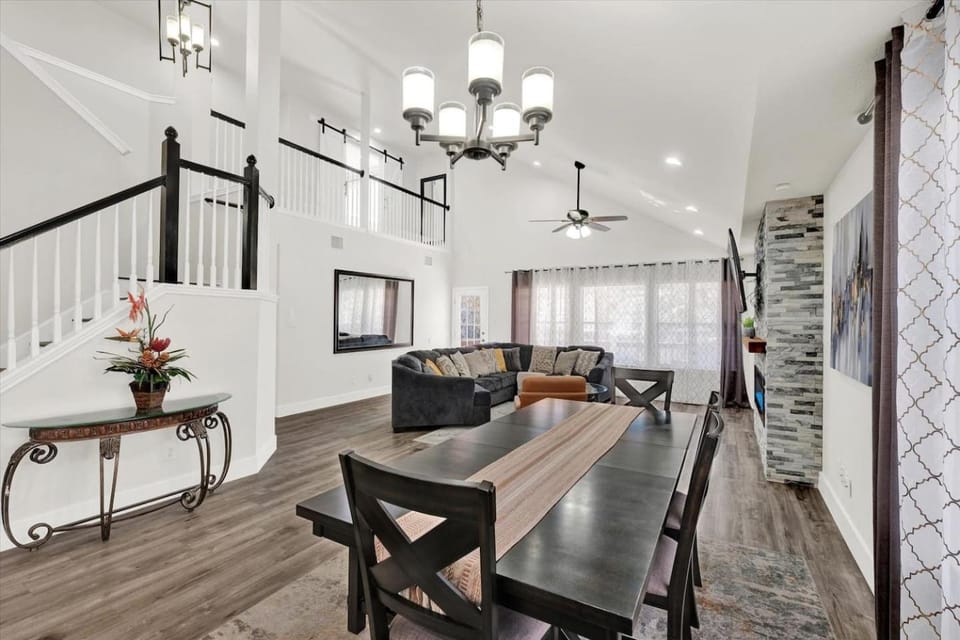 Cozy home, Pool access between Sea-word & Sixflags House in San Antonio