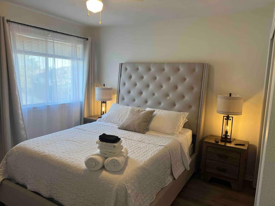 Cozy home, Pool access between Sea-word & Sixflags House in San Antonio