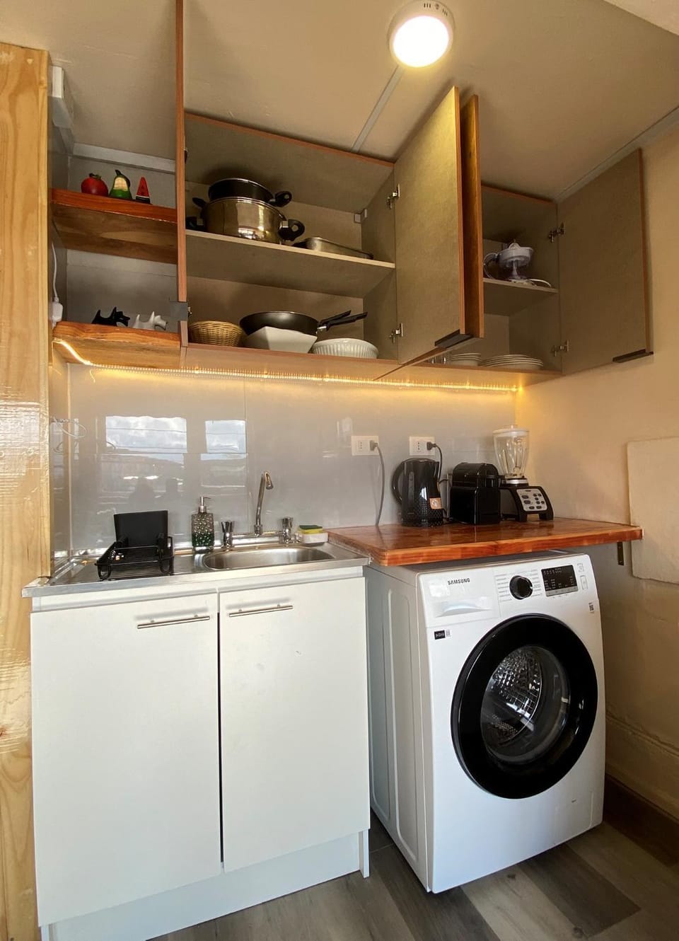 Kitchen or kitchenette, washing machine