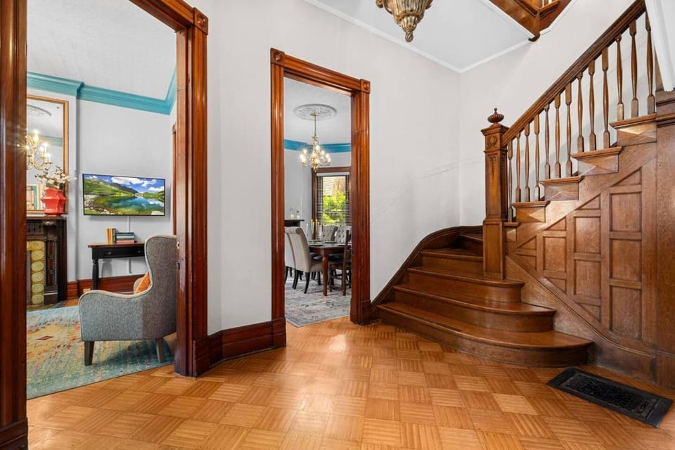 Photo of the whole room, Decorative detail