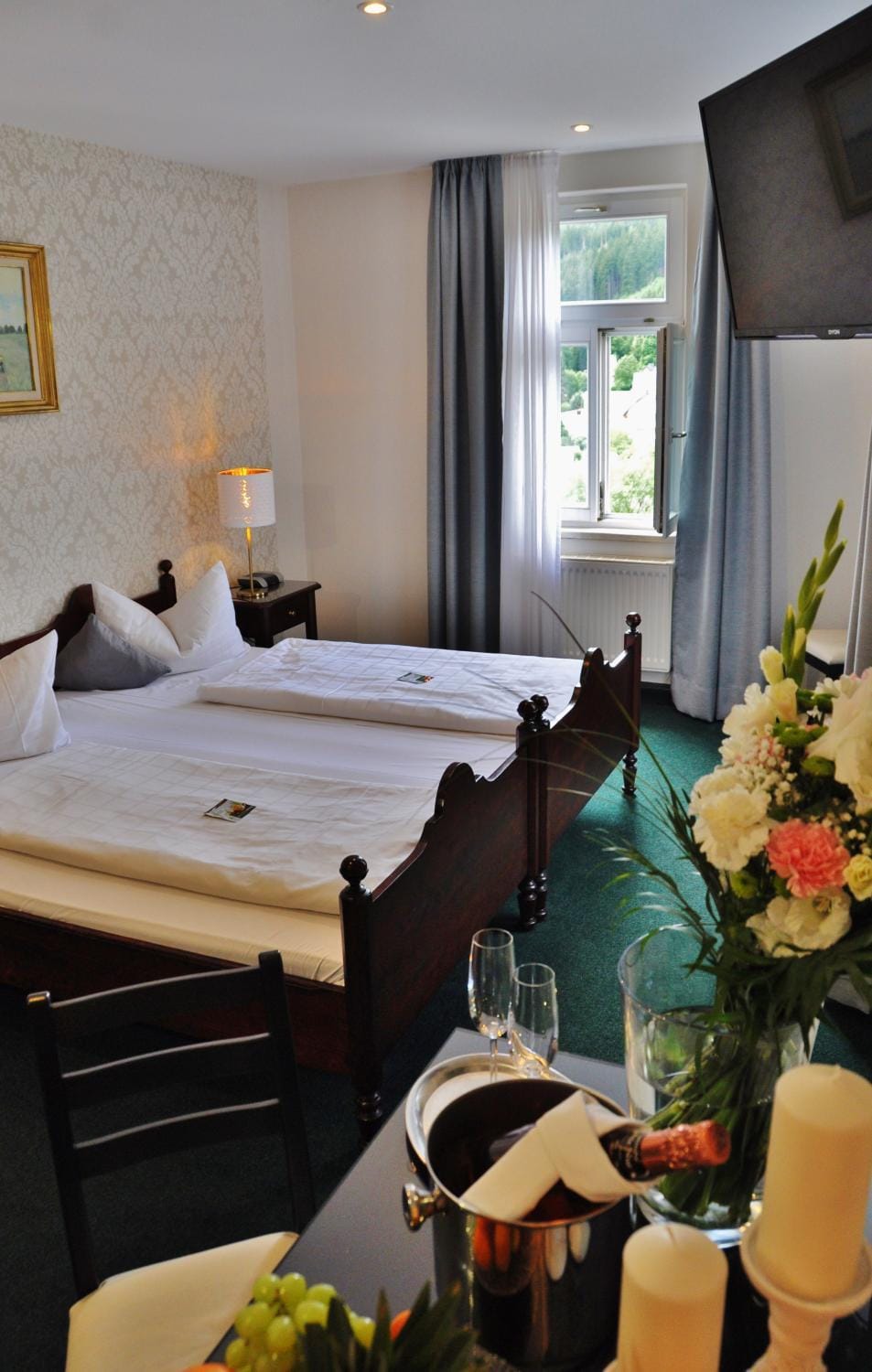 Bed, TV and multimedia, Photo of the whole room, Bedroom