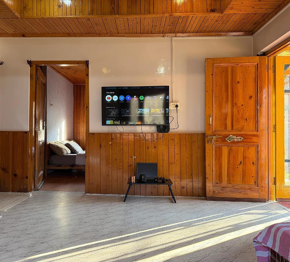 Communal lounge/ TV room, TV and multimedia, Seating area, Evening entertainment