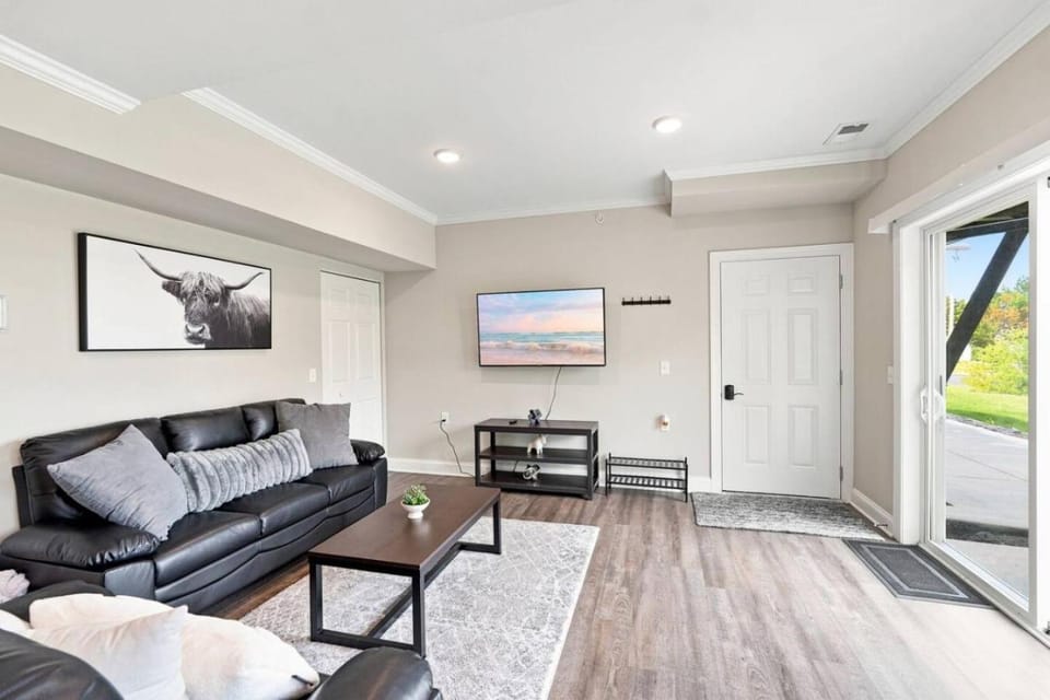 Spacious Modern 4BR 4BA First-Floor Accessible Apartment in Amherst