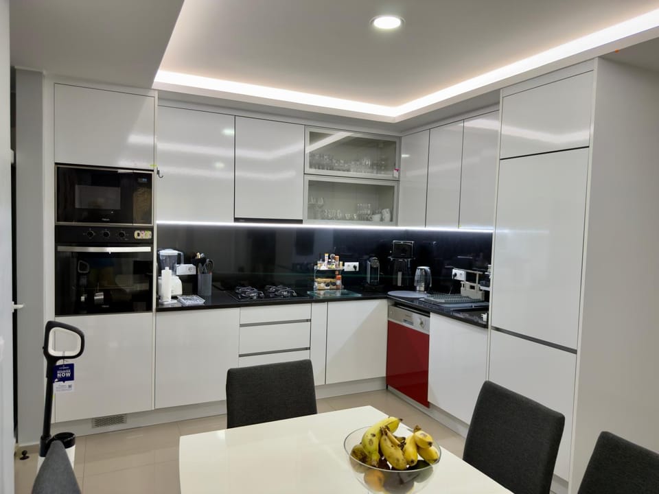 Coffee/tea facilities, Kitchen or kitchenette, dishwasher, oven, stove, toaster