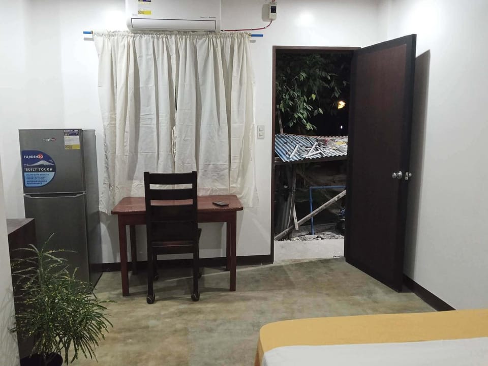 Bed, Kitchen or kitchenette, Photo of the whole room, Dining area, Bedroom