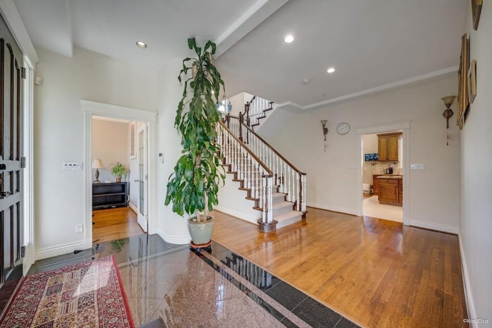 Elegant 5BR 5BA Vancouver Free Parking Near UBC House in Vancouver
