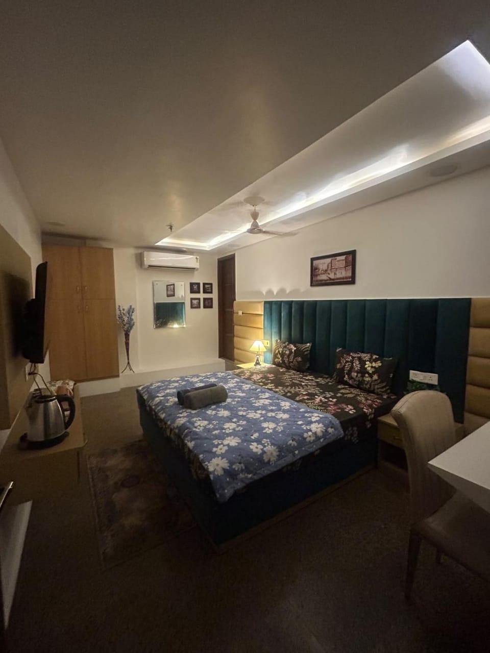 Bed, Photo of the whole room, Bedroom