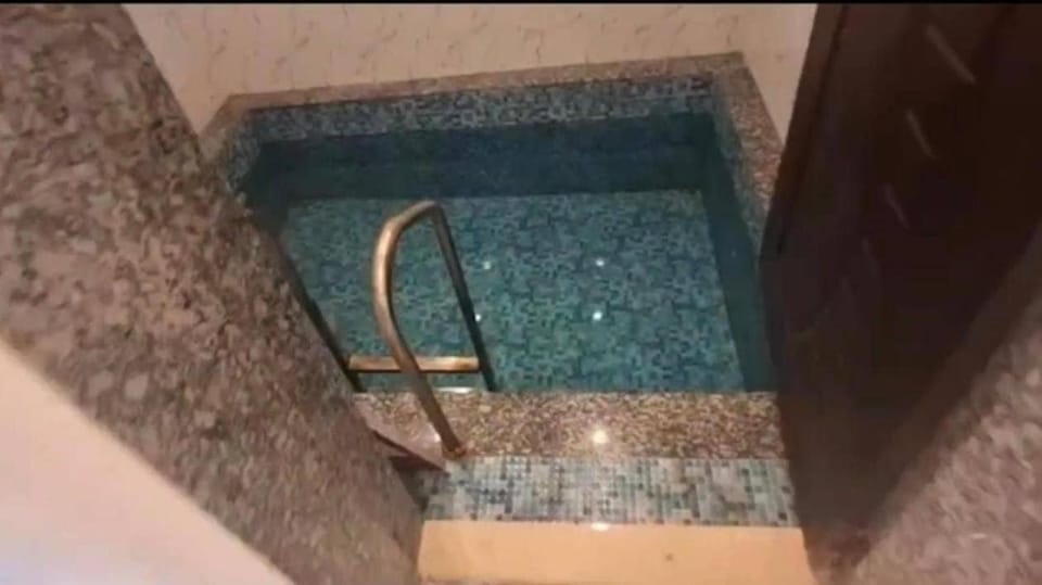 Swimming pool, Swimming pool