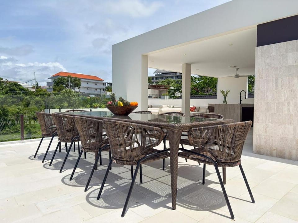 Property building, Balcony/Terrace, Seating area, Dining area