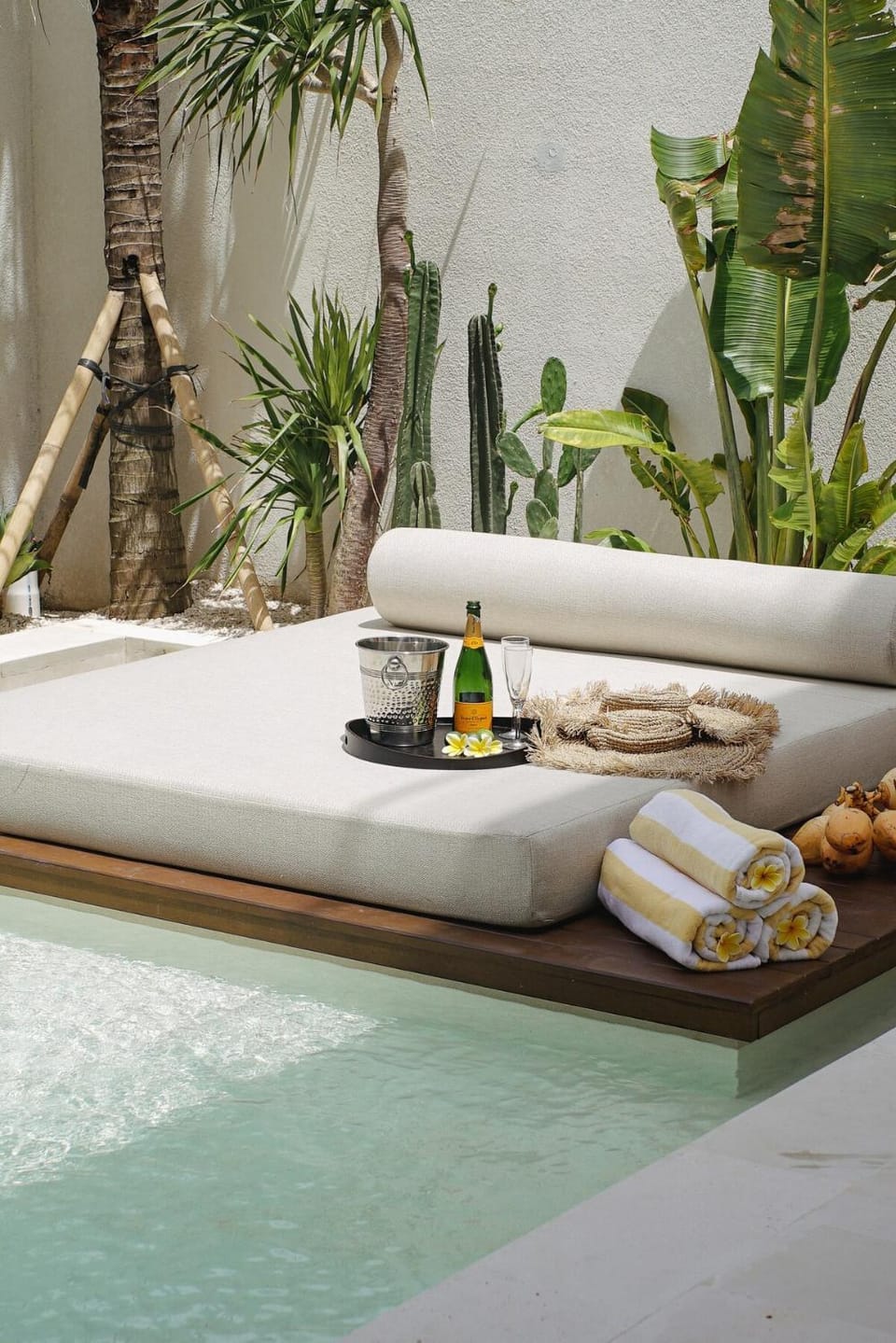 Pool view, Swimming pool, sunbed, towels