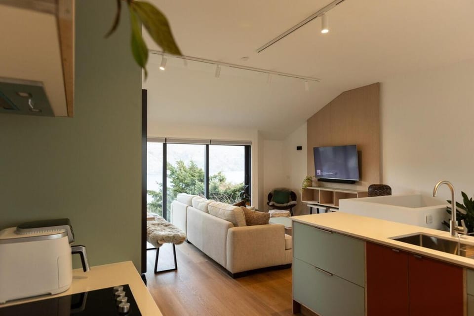 TV and multimedia, Kitchen or kitchenette, Living room, Seating area