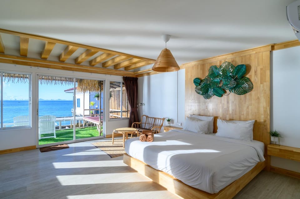 Bed, Photo of the whole room, Sea view