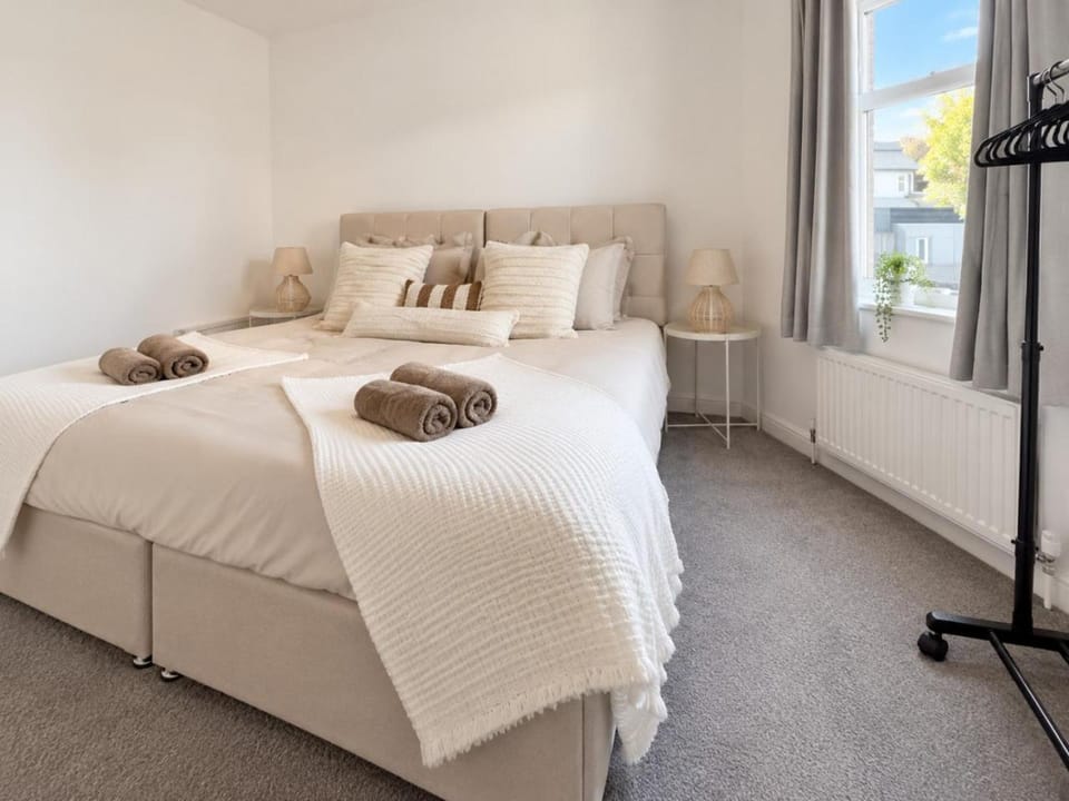 Modern 3 BDR in Hawick - Sleeps 8 - Free Parking Apartment in Hawick
