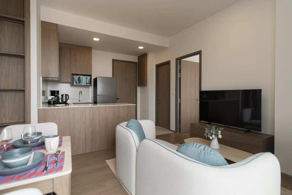 TV and multimedia, Coffee/tea facilities, Kitchen or kitchenette, Living room, Seating area, Dining area