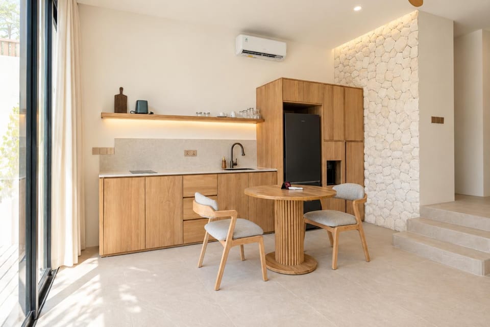 Kitchen or kitchenette, Dining area