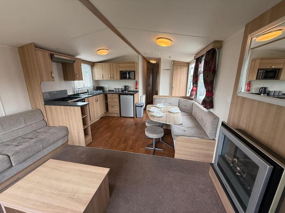 Sunnymede C1 luxury pet friendly hot tub breaks Apartment in Ingoldmells