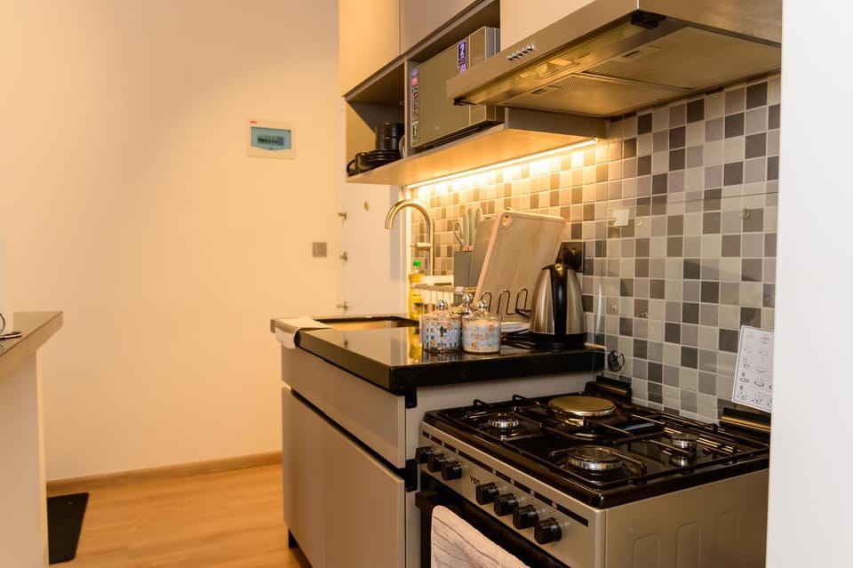Coffee/tea facilities, Kitchen or kitchenette, stove