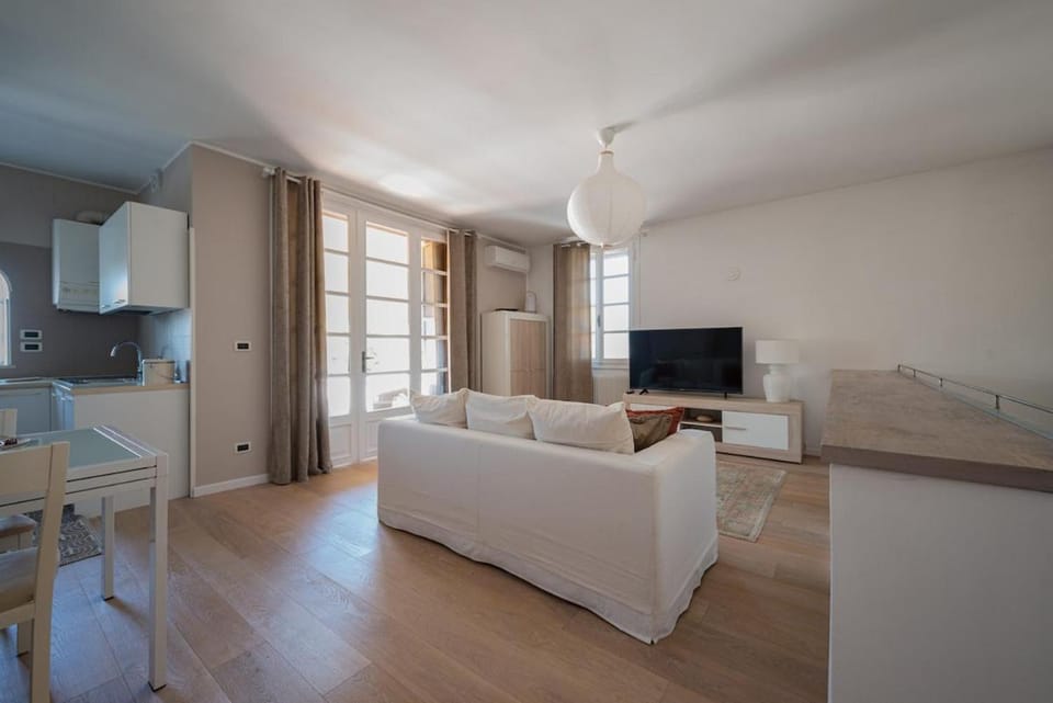 Casa Camelia with a Private Terrace Near Venice Apartment in Mogliano Veneto