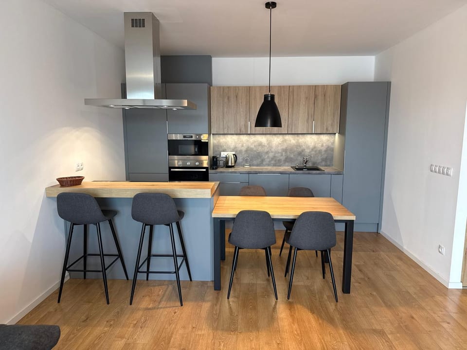 Coffee/tea facilities, Kitchen or kitchenette, Dining area, oven