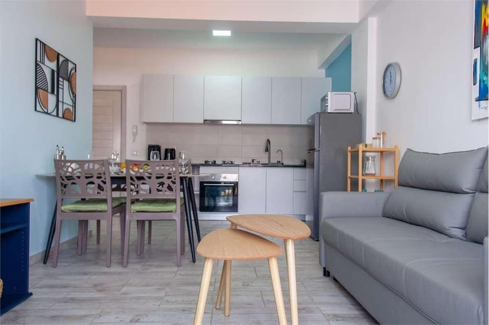 Kitchen or kitchenette, Living room, Seating area, Dining area, oven