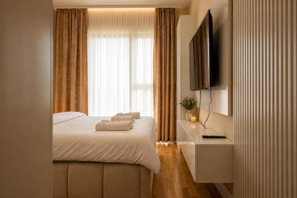 Bed, TV and multimedia, Photo of the whole room, Bedroom, towels
