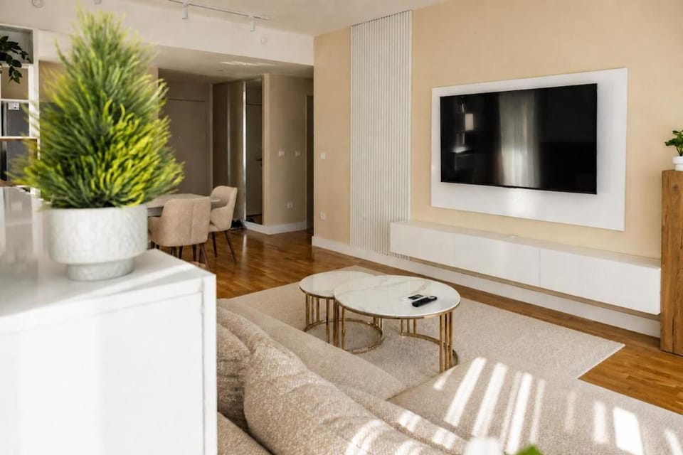 Communal lounge/ TV room, TV and multimedia, Living room, Seating area, Evening entertainment