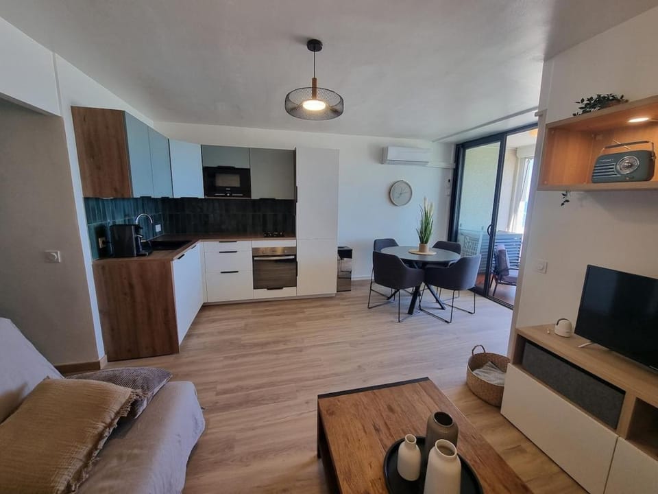 Vue mer, terrasse, plage à 50 m, Parking Apartment in Canet-en-Roussillon