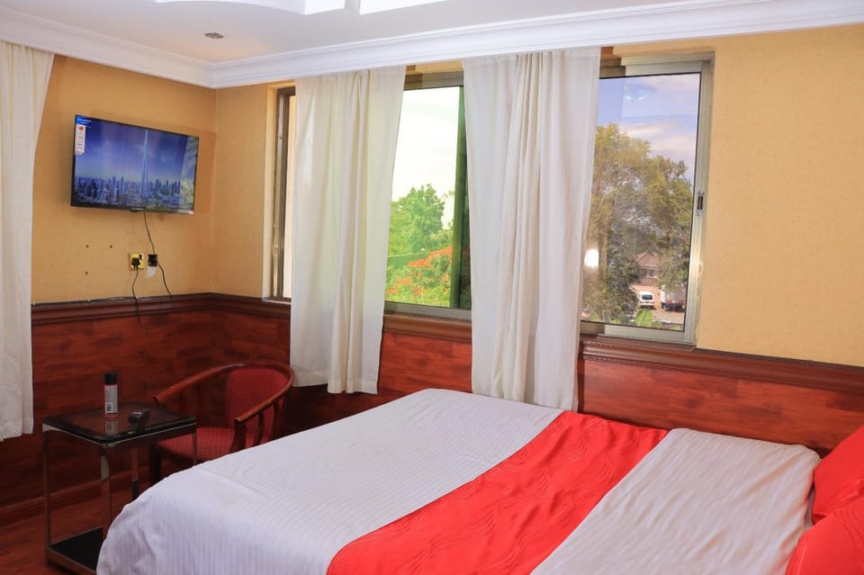 Bed, TV and multimedia, Bedroom