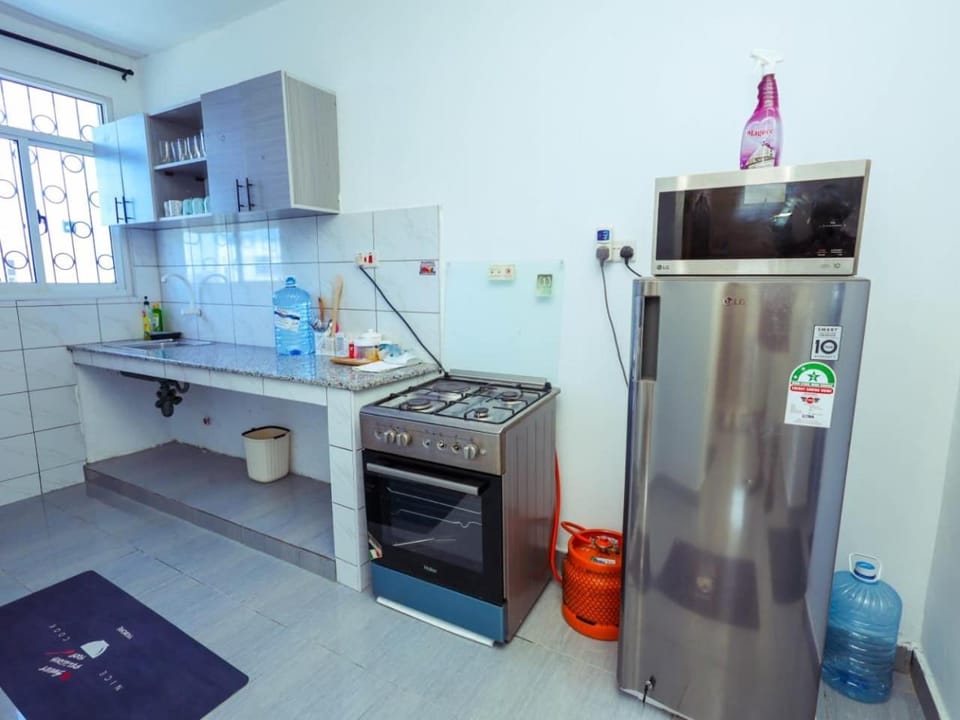 Kitchen or kitchenette, oven