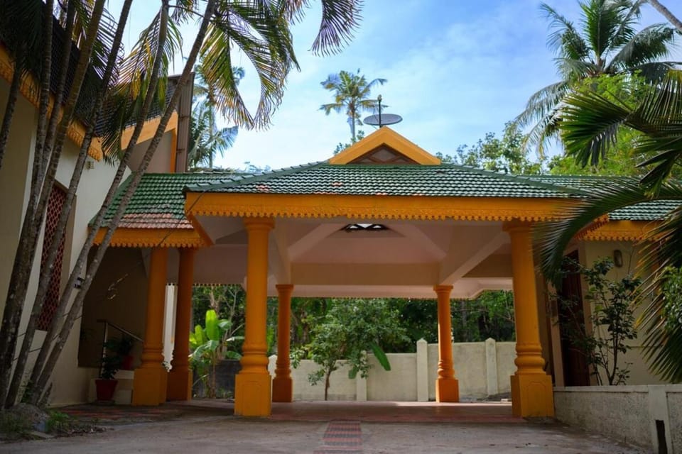 Property building, Facade/entrance, Garden, Garden view