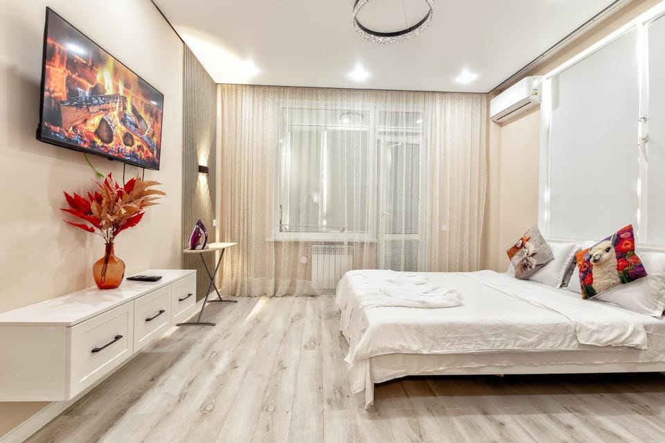 Bed, TV and multimedia, Photo of the whole room, Bedroom