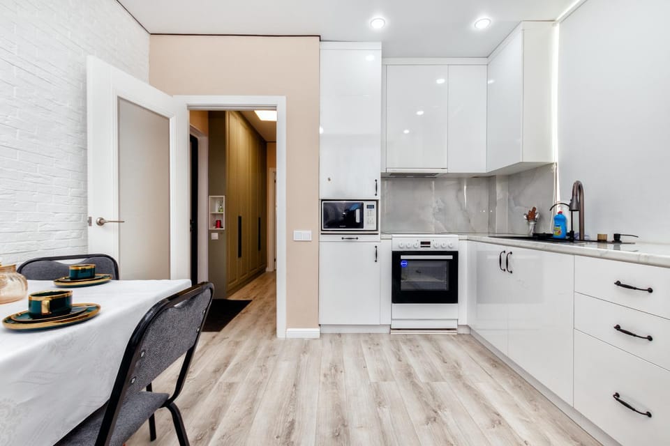 Kitchen or kitchenette, Dining area, oven, stove
