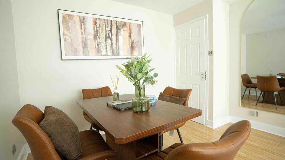 2 Bed House in Central Hatfield, Free Parking, Town Centre, Large Garden Apartment in Hatfield
