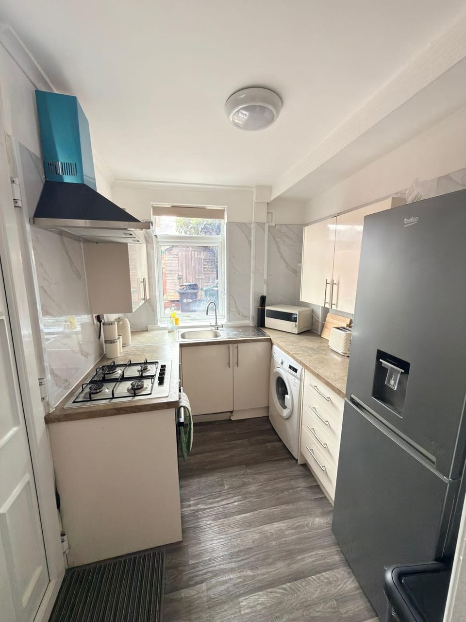 Kitchen or kitchenette, heating, internet, oven, stove, toaster, washing machine, kitchen