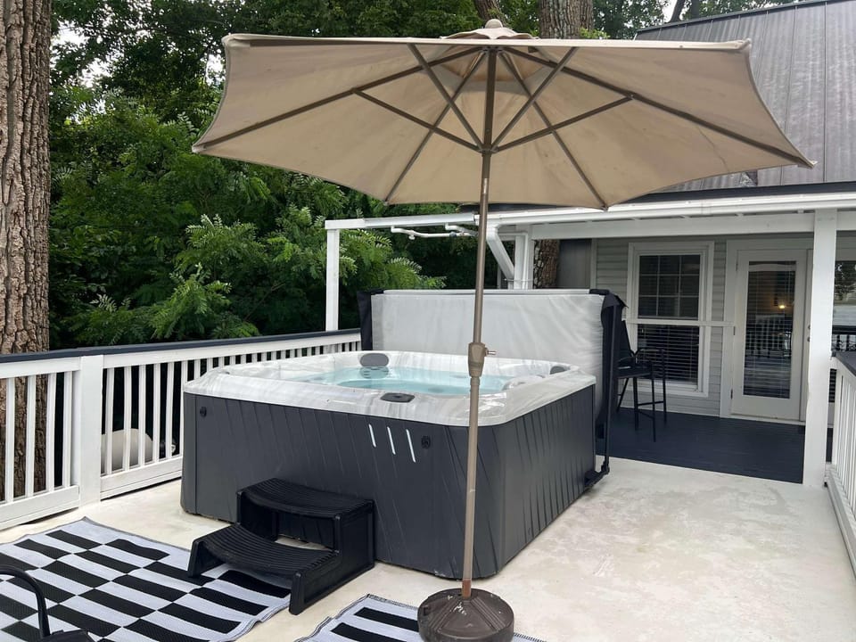 Premium waterfront home with hot tub & scenic views House in Jeffersonville