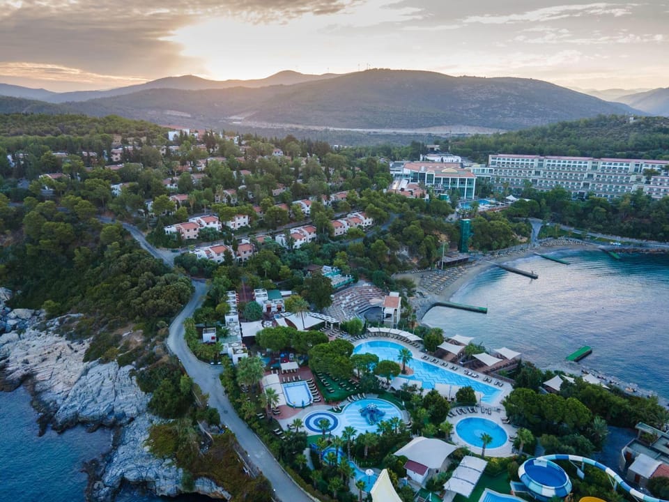 Property building, Day, Natural landscape, Bird's eye view, Sea view