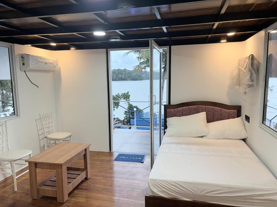 Bed, Natural landscape, View (from property/room), Bedroom, Lake view, towels