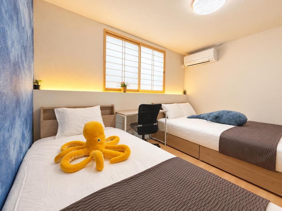 Bed, Living room, Photo of the whole room, Seating area, Bedroom, towels
