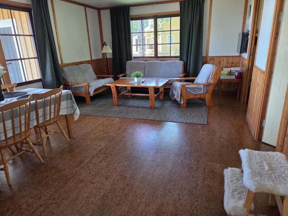 Njut av kvällssolen på Hjälmarens strand! House in Sweden